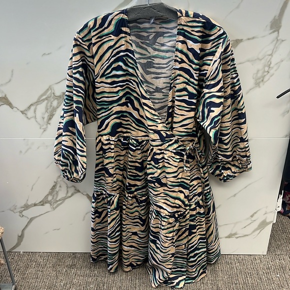 Worn once. Culture rusha cotton zebra print wrap dress with pockets. Oversized - Picture 2 of 3